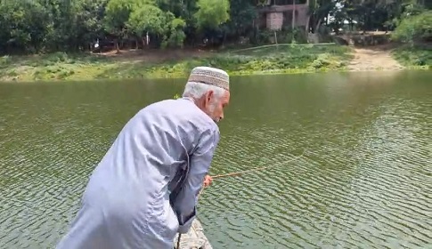 ফরিদপুরে কুমার নদের উপর সেতু না থাকায় রশি টেনে পারাপার