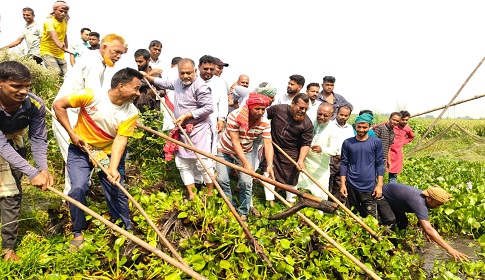 কোটালীপাড়ায় খালের কচুরিপানা পরিস্কার করলেন সংসদ সদস্য এস এম জিলানী