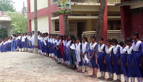 রাজস্ব কর্মকর্তা বুলেট হত্যার প্রতিবাদে টুঙ্গিপাড়ায় মানববন্ধন