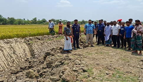 শ্যামনগরে কৃষি জমির মাটি কেটে ইটভাটায়, ঘের মালিকের জরিমানা