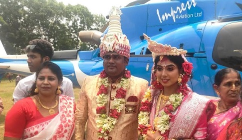 হেলিকপ্টারে চড়ে স্ত্রীকে নিয়ে বাড়ি ফিরলেন প্রবাসী মিলন 