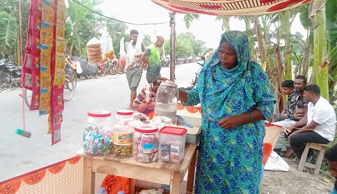 তেলের লাইনে মানুষের ভরসায় চায়ের কাপে স্বপ্ন বোনেন বাঘ বিধবা মাহফুজা