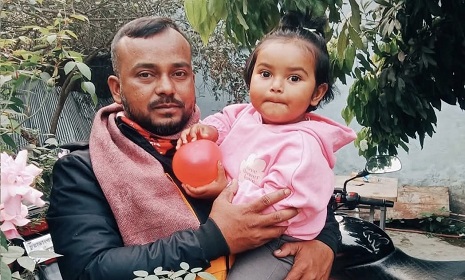 বজ্রপাতে প্রাণ গেল বাবার, কোল থেকে ছিটকে প্রাণে বাঁচলো মেয়ে