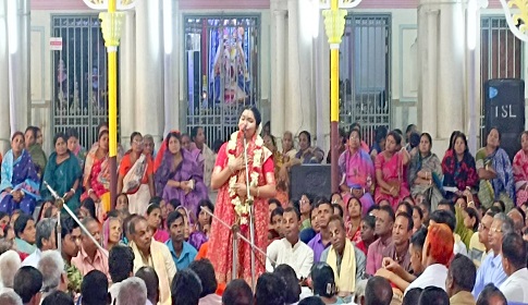 ধামরাইয়ে মাধব মন্দিরে অনুষ্ঠিত হচ্ছে লীলা কীর্তন, জমে উঠেছে মেলা 