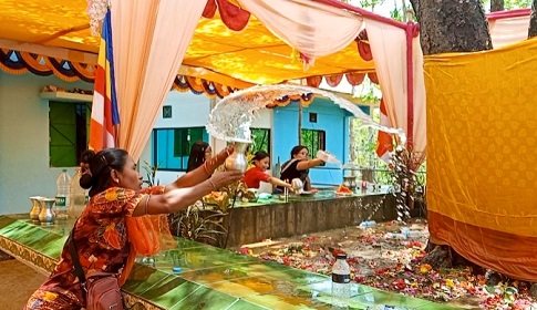 চিৎমরমে বুদ্ধ পূর্ণিমায় উৎসবের আমেজ বোধিবৃক্ষে জল ঢেলে মৈত্রী প্রার্থনা