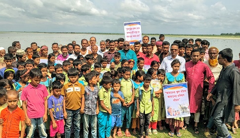 ব্রহ্মপুত্রের ভাঙনে আতঙ্কে জনপদ, স্কুল বাঁচাতে মানববন্ধনে শিশুদের কান্না