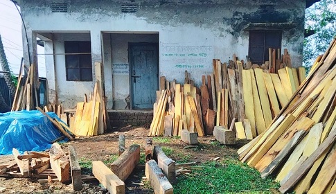 তালাবদ্ধ ভবন, নষ্ট হচ্ছে অবকাঠামো, ভোগান্তিতে খামারিরা