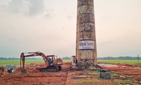 ভেঙে ফেলা হলো অবৈধ দুই ইটভাটার চিমনি, জরিমানা ৫ লাখ