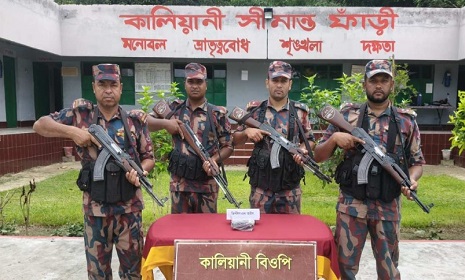 সাতক্ষীরায় ক্রিস্টাল মেথ আইসসহ ভারতীয় মালামাল আটক