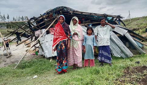 স্ত্রী ও দুই মেয়েকে নিয়ে খোলা আকাশের নিচে মানবেতর জীবনযাপন