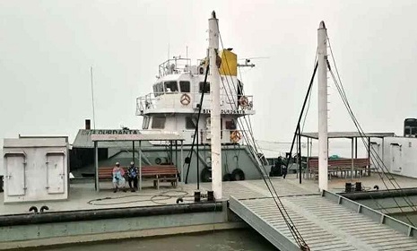 হাতিয়া রুটে দুই দিন ধরে ফেরি চলাচল বন্ধ
