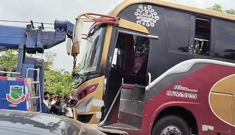 নগরকান্দায় মহাসড়কে বাস-ইজিবাইক মুখোমুখি সংঘর্ষ, আহত একাধিক