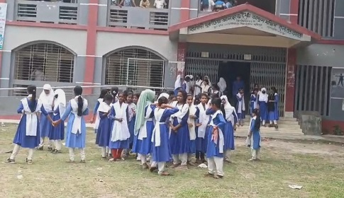 সালথায় শিক্ষকের বিরুদ্ধে অনিয়মের অভিযোগ এনে শিক্ষার্থীদের ক্লাস বর্জন