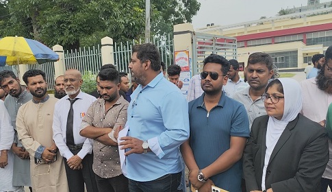 ফরিদপুর বিআরটিএ-তে দুর্নীতি ও হয়রানি: পরিদর্শকের শাস্তির দাবিতে বিক্ষোভ