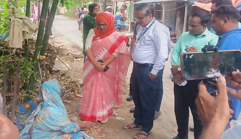 কবরাস্থানের পাশে খোলা আকাশে বাস করা নারীর পাশে ইউএনও