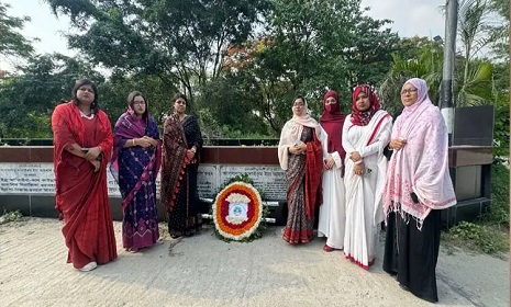 জুলাই শহীদদের গণকবরে এনসিপির দুই নারী এমপির শ্রদ্ধা