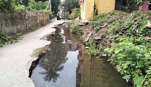 গৌরনদী পৌরসভায় উন্নয়ন কাজে ধীরগতিতে চরম জনদুর্ভোগ