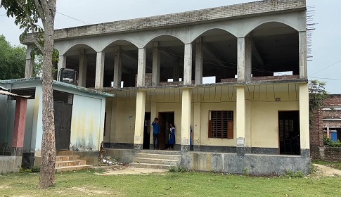 সিঁড়ি ছাড়াই দুইতলা ভবন নির্মাণ, পাঠদান ব্যাহত 