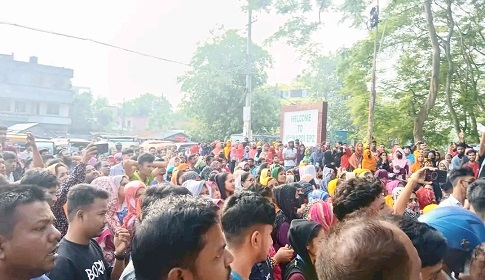 শ্রমিকদের যাতায়াত ভাড়া বৃদ্ধি নিয়ে ঈশ্বরদী ইপিজেডে বিক্ষোভ