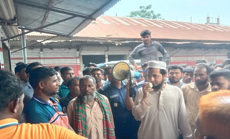 পেঁয়াজ হাটে ধলতা বিরোধী অভিযান, দুই ব্যবসায়ীকে জরিমানা 