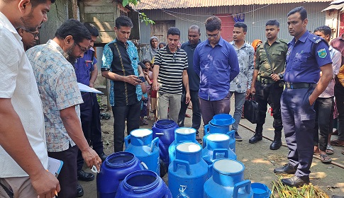 চাটমোহরে বিপুল পরিমাণ ভেজাল দুধ তৈরির কেমিক্যাল জব্দ