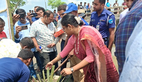 পাংশায় খাল খনন কর্মসূচির স্থান পরিদর্শনে জেলা প্রশাসক 
