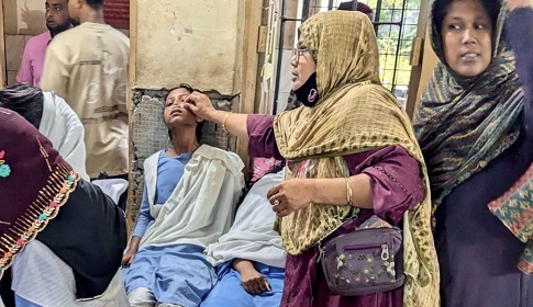ঈশ্বরদীতে বিষাক্ত কেমিক্যালের গন্ধে অর্ধশতাধিক শিক্ষার্থী অসুস্থ, হাসপাতালে ভর্তি