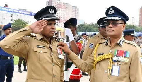 পুলি পদক গ্রহণ করলেন ওসি মাহফুজুর রহমান