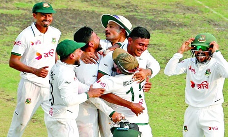 টেস্টে প্রথমবার ঘরের মাটিতে পাকিস্তানকে হারাল বাংলাদেশ