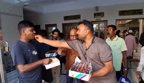 পদ্মা ব্যারেজ প্রকল্পের অনুমোদন, পাংশায় দোয়া ও মিষ্টি বিতরণ 