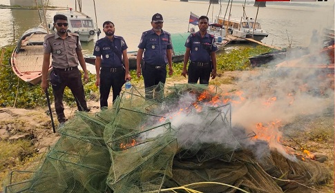 ঈশ্বরদীতে ২০ হাজার মিটার অবৈধ চায়না জাল পুড়িয়ে ধ্বংস