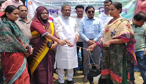 নাটোরে ক্ষুদ্র নৃগোষ্ঠীর ৫৬ পরিবার পেলো ২টি করে ছাগল ও উপকরণ
