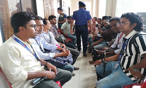 রাজবাড়ীতে মন্ত্রী-প্রতিমন্ত্রীর অনুষ্ঠানে ঢুকতে না পেরে সাংবাদিকদের ক্ষোভ