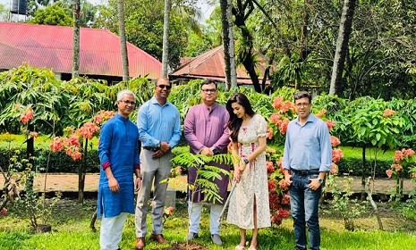 ছুটি রিসোর্টের আয়োজনে বৃক্ষরোপণে মিম
