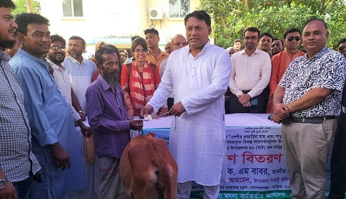 গোপালগঞ্জে ৬০ জন নিবন্ধিত মৎস্যজীবীর মাঝে বকনা বাছুর বিতরণ