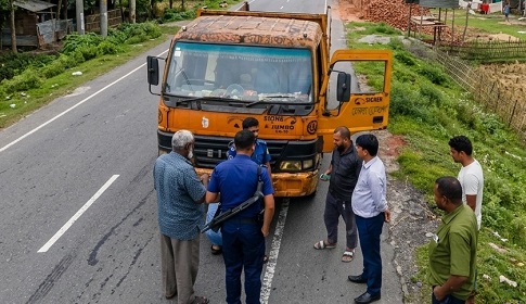 নীলফামারীতে নিষিদ্ধ হাইড্রোলিক হর্ন ব্যবহারে ৩ গাড়িকে জরিমানা, হর্ন ধ্বংস