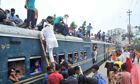 ট্রেনের ছাদে ভ্রমণ ঠেকাতে তিন স্তরের নিরাপত্তাব্যবস্থা