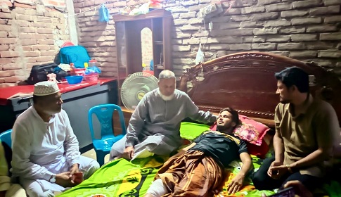 ঈশ্বরদীতে অসুস্থ সাংবাদিক হুজ্জাতুল্লাহ হীরাকে দেখতে গেলেন এমপি আবু তালেব মণ্ডল