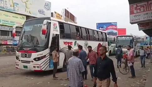 বরিশাল কেন্দ্রীয় বাস টার্মিনালের প্রবেশ মুখে অবৈধ বাস কাউন্টার