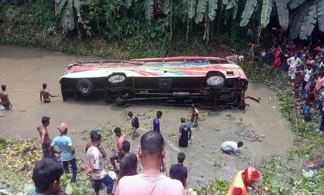 কুষ্টিয়ায় বাস খাদে পড়ে নিহত ৩