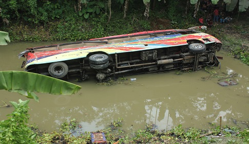 ট্রাক ও বাসের মুখোমুখি সংঘর্ষ : নিহত ৪, আহত ২২