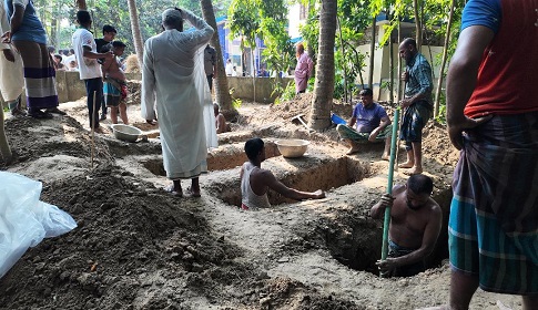 খোড়া হয়েছে সারিবদ্ধ ৪ কবর, এক ভাইয়ের উঠা হলো না নতুন ঘরে