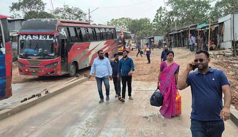 দৌলতদিয়ায় ঝুঁকি নিয়ে যাত্রীসহ ফেরিতে উঠছে বাস