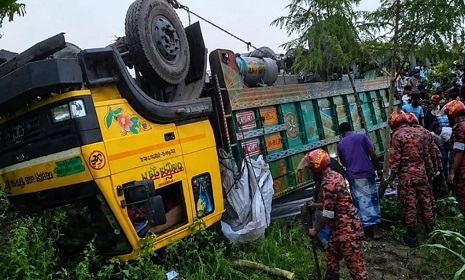 টাঙ্গাইলে ট্রাক উল্টে ১৫ জন নিহত