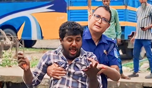 অটো চালকের নাক ফাটালেন ট্রাফিক ইন্সপেক্টর!
