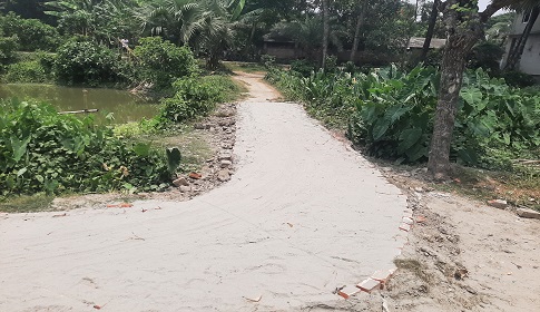 রেকডীয় জমির উপর দিয়ে জোরপূর্বক সরকারি রাস্তা নির্মাণে বাধা, মালিককে মারপিট