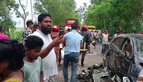 বাস-মাইক্রো-প্রাইভেটকারের ত্রিমুখি সংঘর্ষে নিহত ১ 