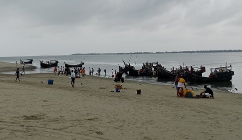 রুপালি সৈকতে শুটকির টানে