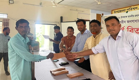 ‎সালথায় প্রধানমন্ত্রীর ত্রাণ তহবিলের অর্থ বিতরণ