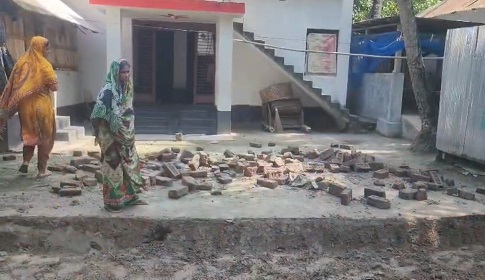 মব সৃষ্টি করে বসতবাড়ির উঠান কেটে চলাচলের রাস্তা নির্মাণ